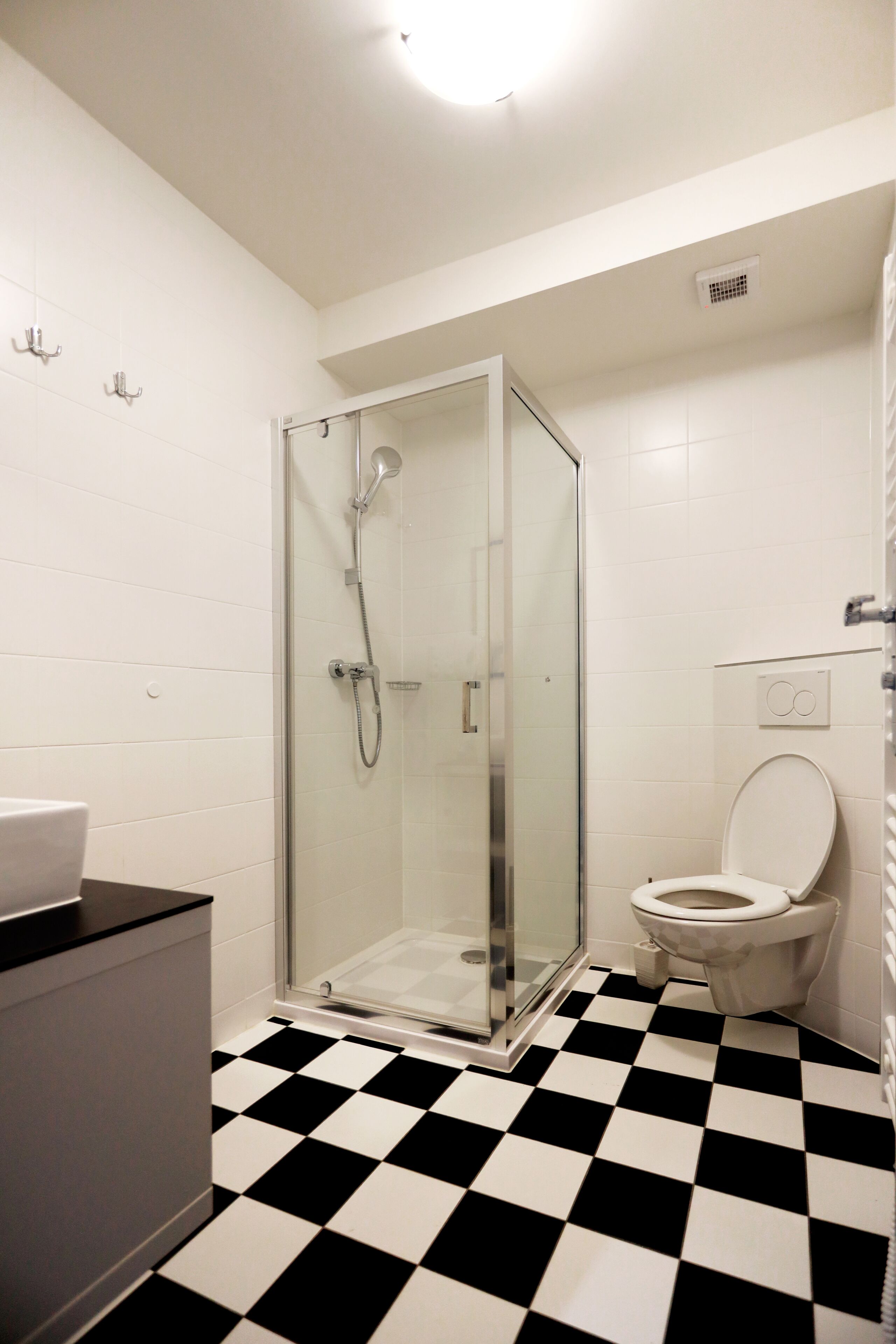 Ein Badezimmer mit Duschkabine, Toilette und Waschbecken.