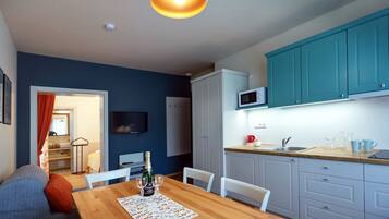 Großer Kühlschrank, Mikrowelle, Herdplatte, Wasserkocher