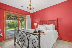 5 slaapkamers, een bureau, een strijkplank/strijkijzer, reisbedje