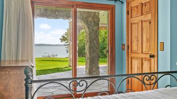 5 bedrooms, desk, iron/ironing board, travel crib