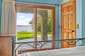 5 bedrooms, desk, iron/ironing board, travel cot