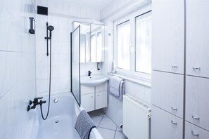 Haartrockner, Handtücher, Seife, Shampoo