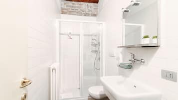 Apartment | Bathroom | Free toiletries, toilet paper