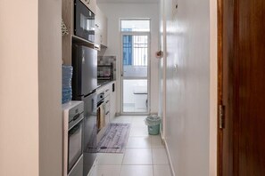 Fridge, microwave, oven, stovetop - 2BR Apartment in Mombasa - Pool & Near Beach (Mombasa)