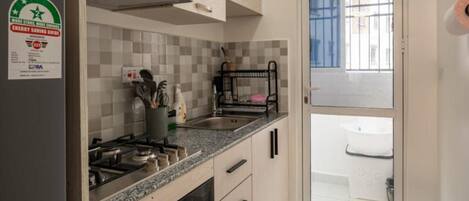 Geladeira, micro-ondas, fogão, cooktop