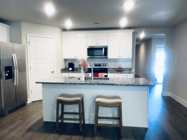 Kylskåp, mikrovågsugn, ugn och spishäll