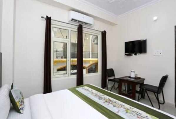 Quarto casal premium, vista para a cidade | Escrivaninha, roupa de cama