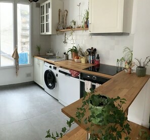 Microwave, oven, stovetop, dishwasher - Charmant Appartement Paris 11 (Paris)