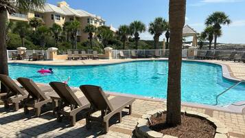 Kolam renang tertutup, 2 kolam renang terbuka