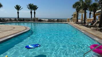 Innendørsbasseng og 2 utendørsbassenger