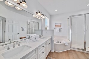 Maison Signature, 3 chambres, non-fumeurs, balcon | Salle de bain | Ensemble douche/baignoire, articles de toilette gratuits