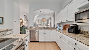 Signature House, 3 Bedrooms, Non Smoking, Balcony | Private kitchen | Fridge, microwave, oven, stovetop