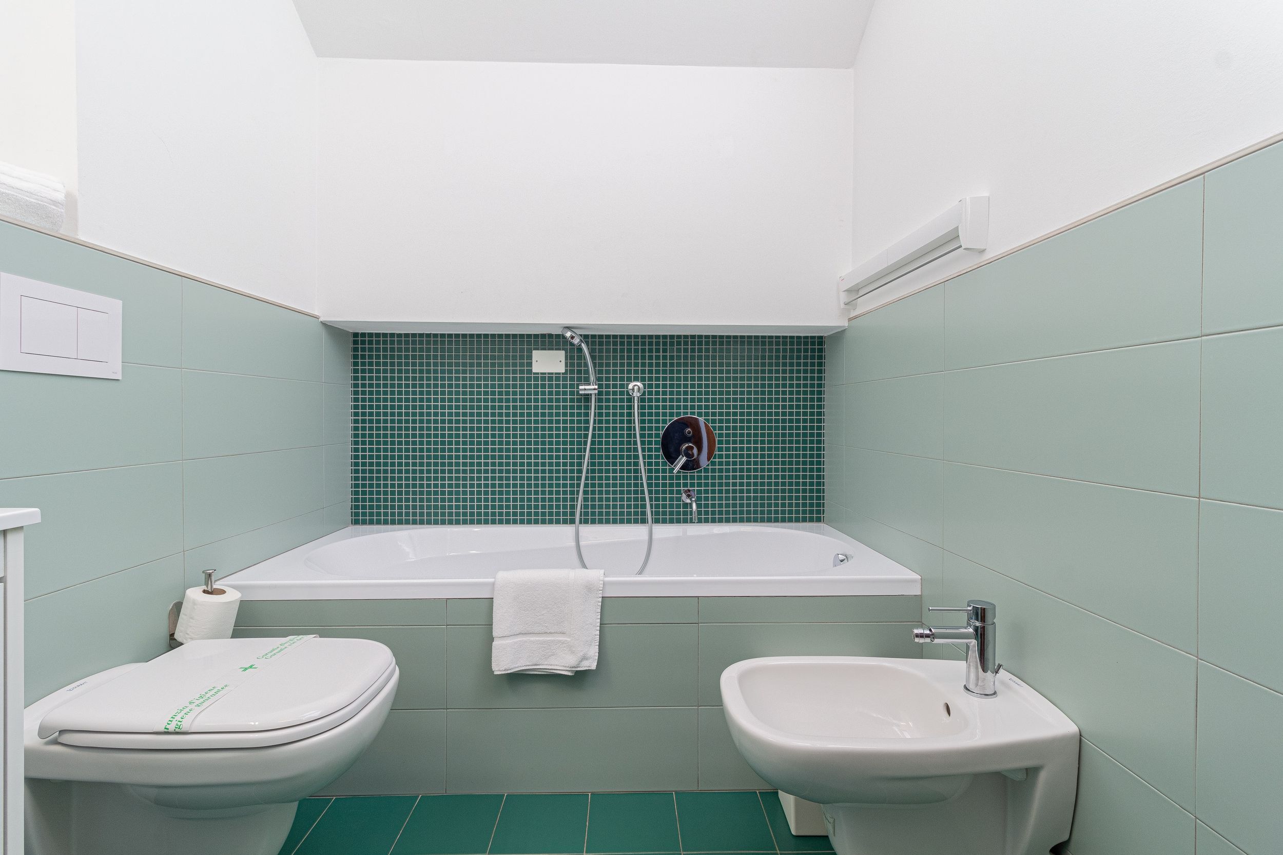 Une salle de bain avec une baignoire, deux lavabos et des toilettes.