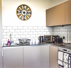 Apartamento | Cozinha privada | Geladeira, micro-ondas, fogão, cooktop