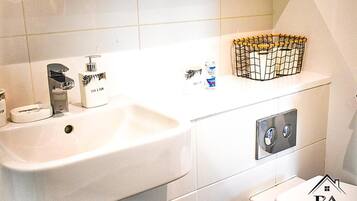 Apartment | Bathroom | Shower, free toiletries, hair dryer, towels