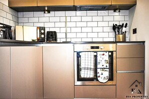 Departamento | Cocina privada | Refrigerador, microondas, horno y parrilla de estufa 