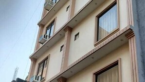 Un edificio a più piani con balconi e condizionatori.
