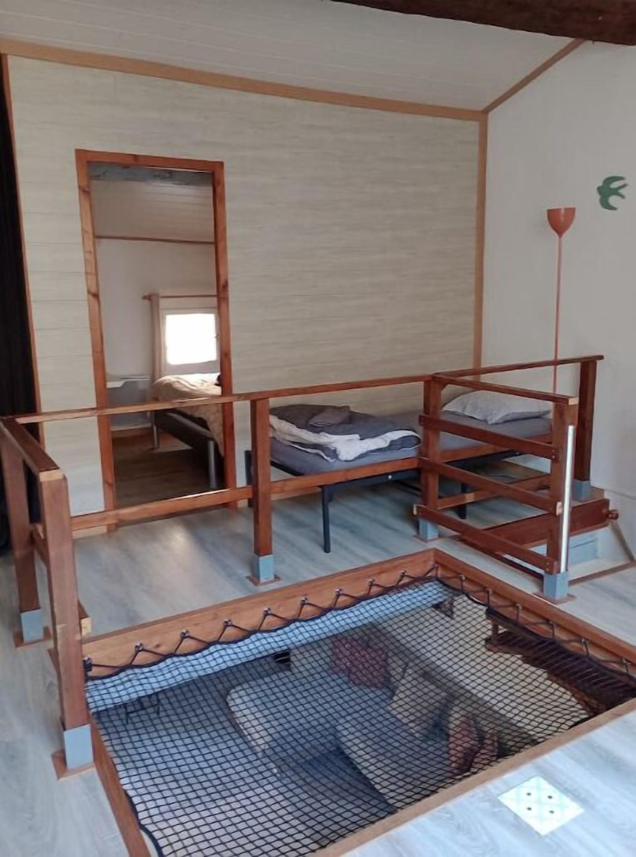 1 chambre, bureau, fer et planche à repasser, lit parapluie