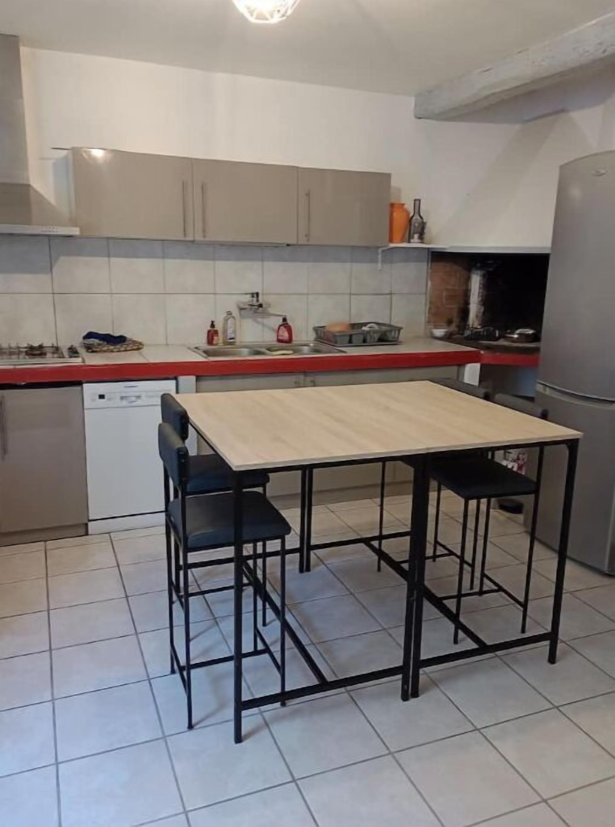 Réfrigérateur, micro-ondes, plaque de cuisson, lave-vaisselle