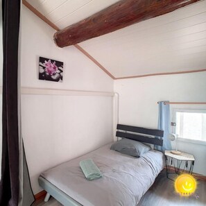 1 bedroom, desk, iron/ironing board, travel cot - Coeur de Fitou : Maison de Village Atypique (Fitou)