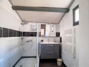 Dusche, Haartrockner, Handtücher, Toilettenpapier
