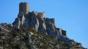 A historic stone castle on a rocky hill with clear skies. - Coeur de Fitou : Maison de Village Atypique (Fitou)