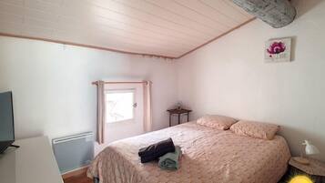 1 habitación, tabla de planchar con plancha y cuna de viaje