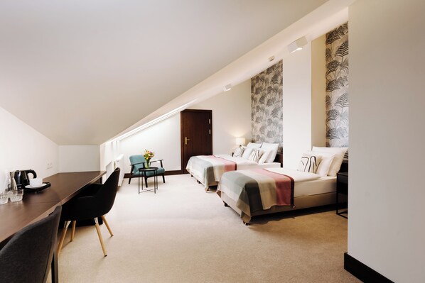 Habitación triple clásica | Caja fuerte, escritorio, espacio para trabajar con un portátil