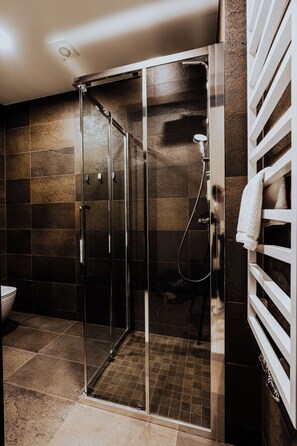 Comfort Apartment | Bathroom | Free toiletries, hair dryer - Green Krupnicza (Kraków)