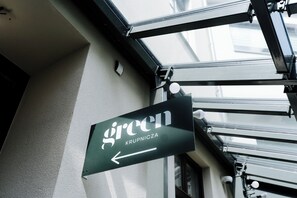 A sign for 'green' with an arrow pointing left, indicating a direction. - Green Krupnicza (Kraków)