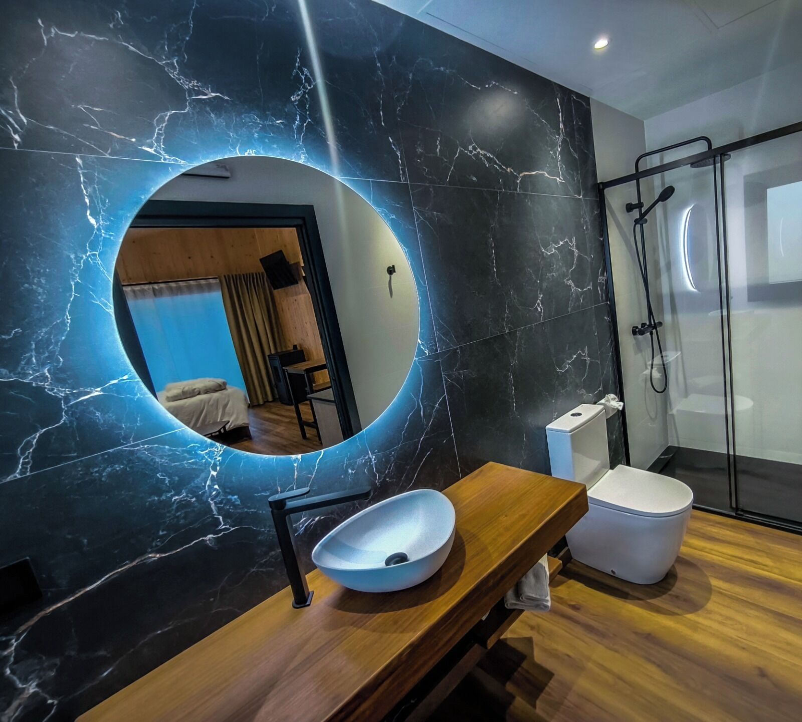 AQUILON | Bathroom | Separate tub and shower, jetted tub, hydromassage showerhead, hair dryer