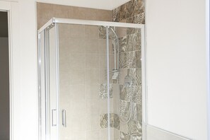 Dusche, Haartrockner, Bidet, Handtücher