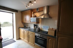 Een koelkast, een magnetron, een oven, een vaatwasser