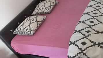3 slaapkamers, een strijkplank/strijkijzer, wifi, beddengoed