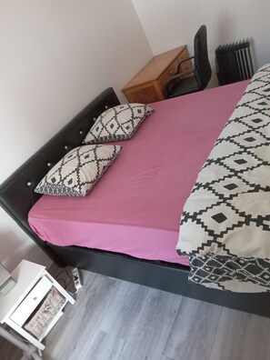 3 slaapkamers, een strijkplank/strijkijzer, wifi, beddengoed