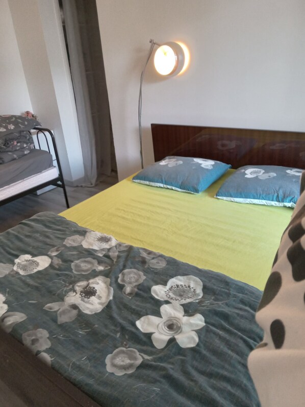 3 slaapkamers, een strijkplank/strijkijzer, wifi, beddengoed
