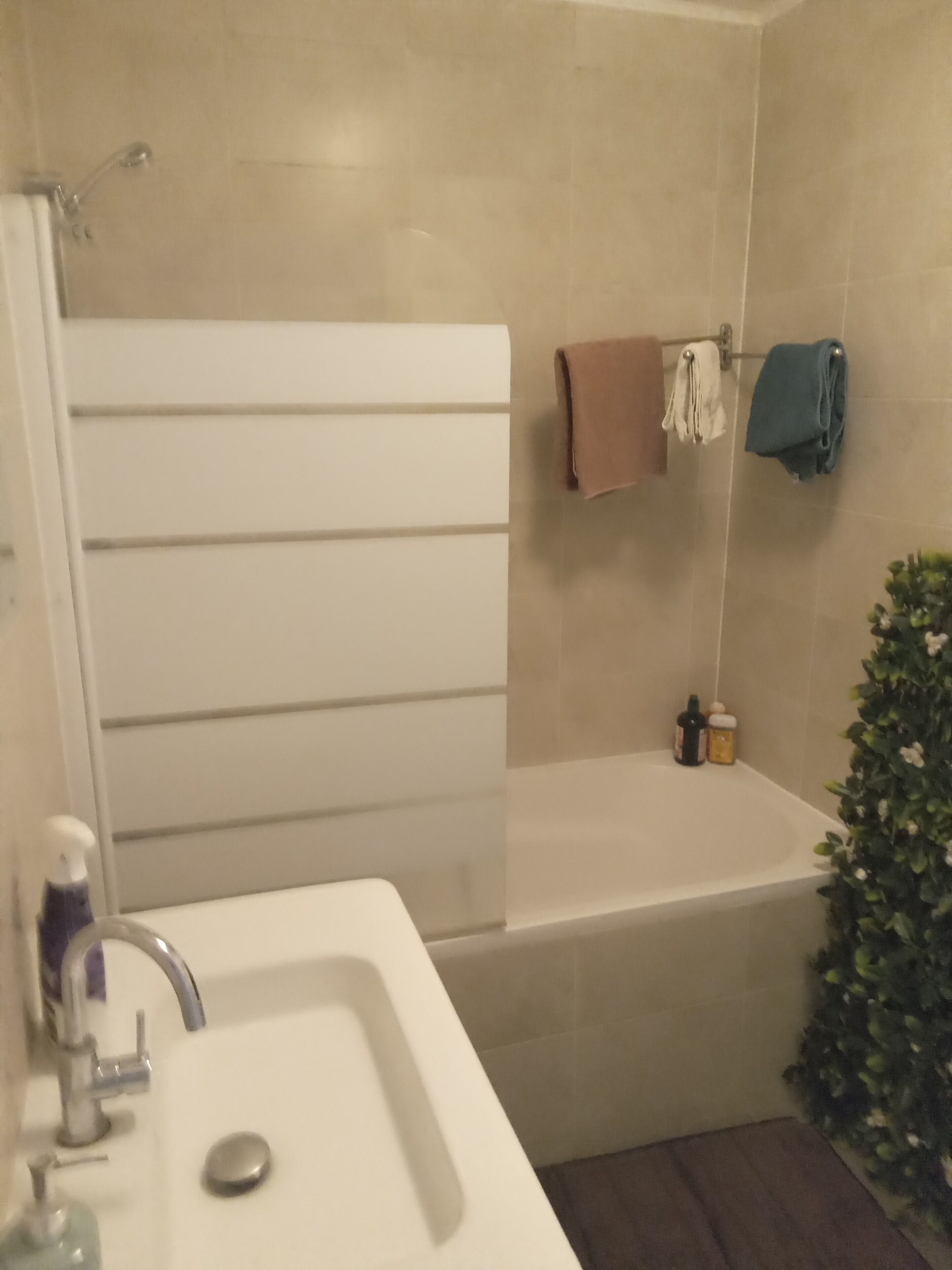Een haardroger, handdoeken, zeep, toiletpapier