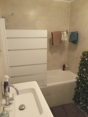 Een haardroger, handdoeken, zeep, toiletpapier