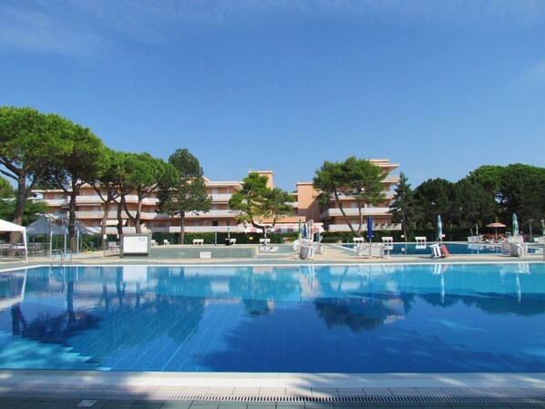 Una piscina al aire libre