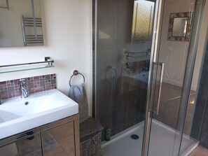 House | Bathroom | Shower, hair dryer, towels - The Bungalow, Forest of Dean (Ruardean)