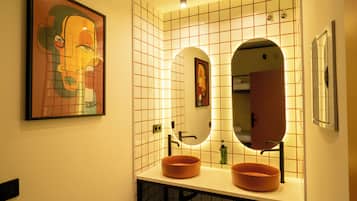 Shared Dormitory, Mixed Dorm | Bathroom | Hair dryer, toilet paper