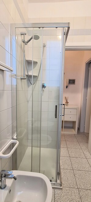 Dusche, Haartrockner, Bidet, Handtücher