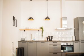 Apartment | Private kitchen | Full-size fridge, microwave, oven, dishwasher - Lombardhof (Rotterdam)