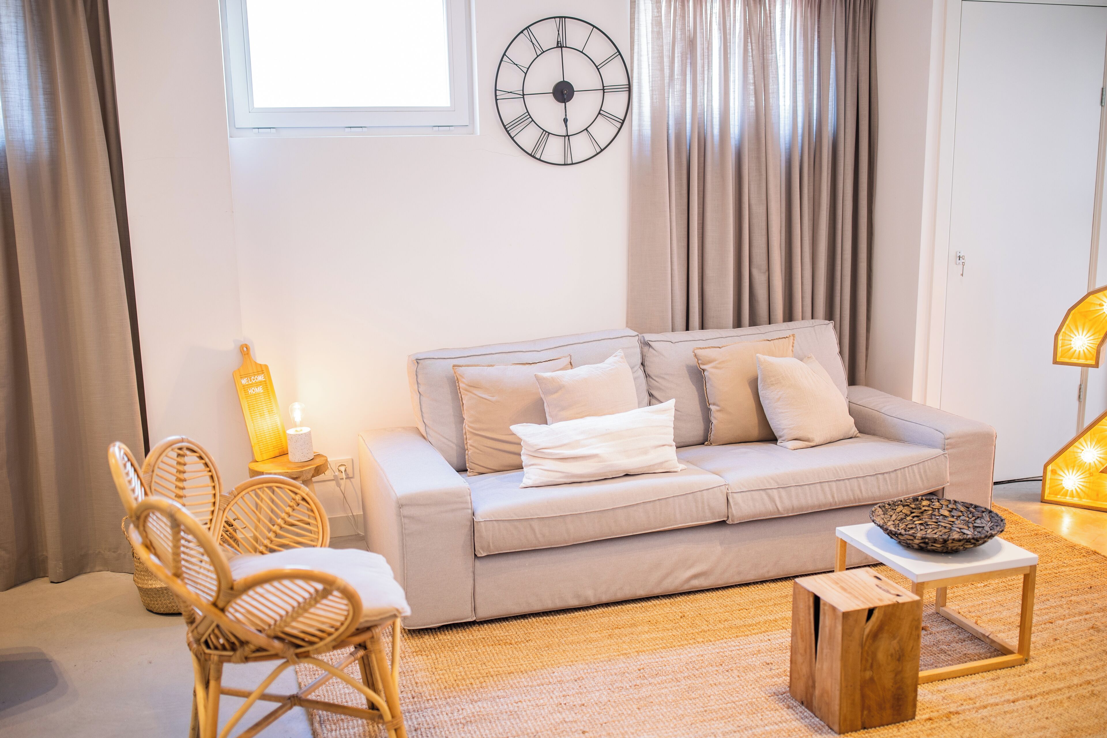 Appartement | Woonkamer | Een 30-inch flatscreentelevisie met kabelzenders