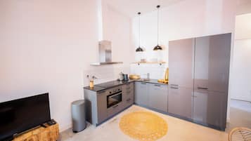 Apartment | Dapur peribadi | Peti sejuk/penyejuk beku saiz penuh, ketuhar gelombang mikro, ketuhar