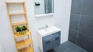 Apartment | Bathroom | Shower, hair dryer, towels, toilet paper