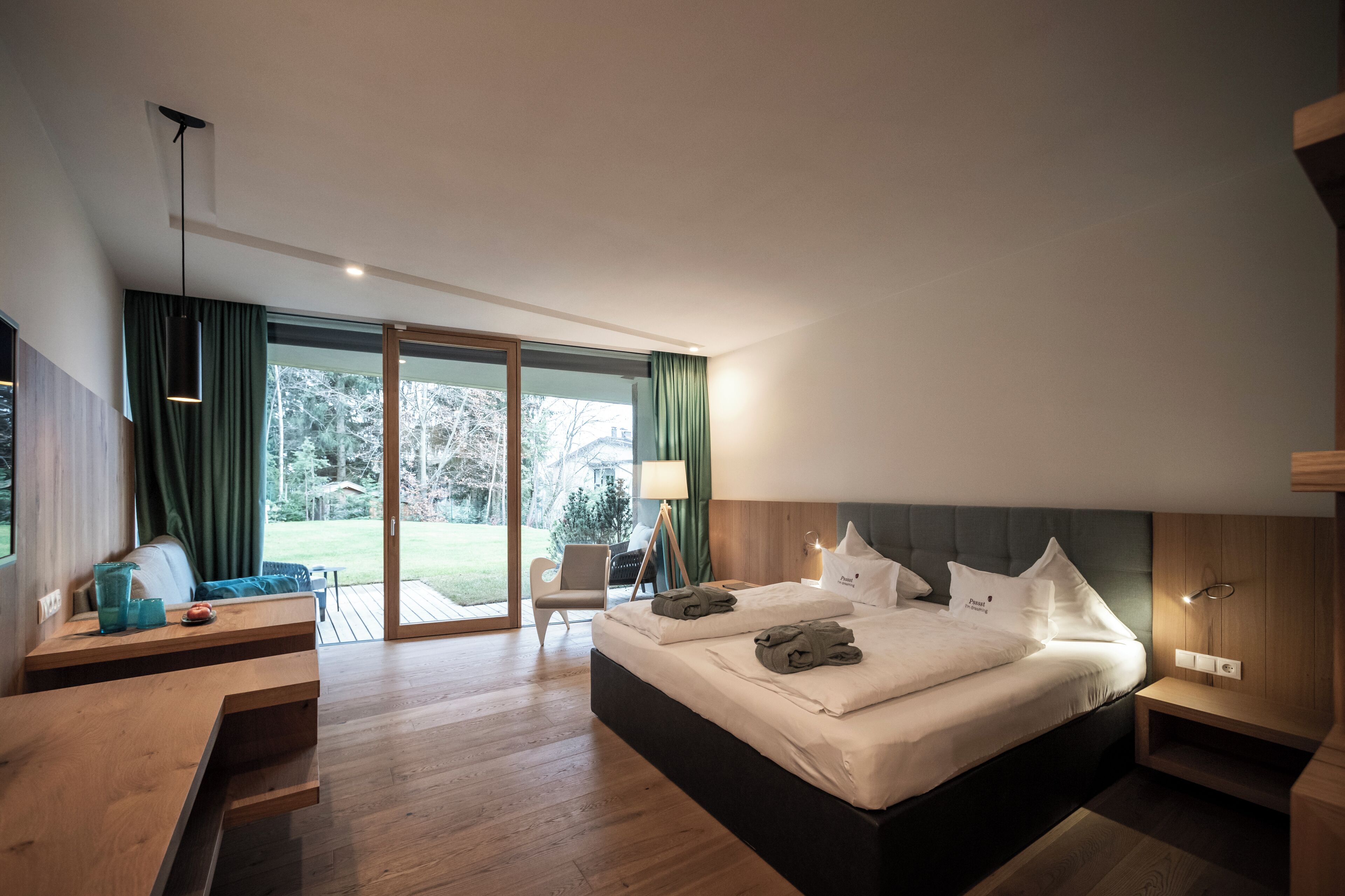 Allergikerbettwaren, Minibar, Zimmersafe, individuell eingerichtet