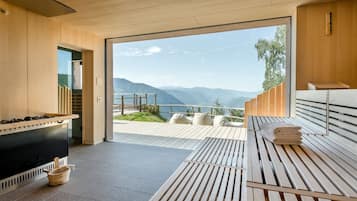 Salas de tratamiento para parejas, un sauna, una bañera de hidromasaje