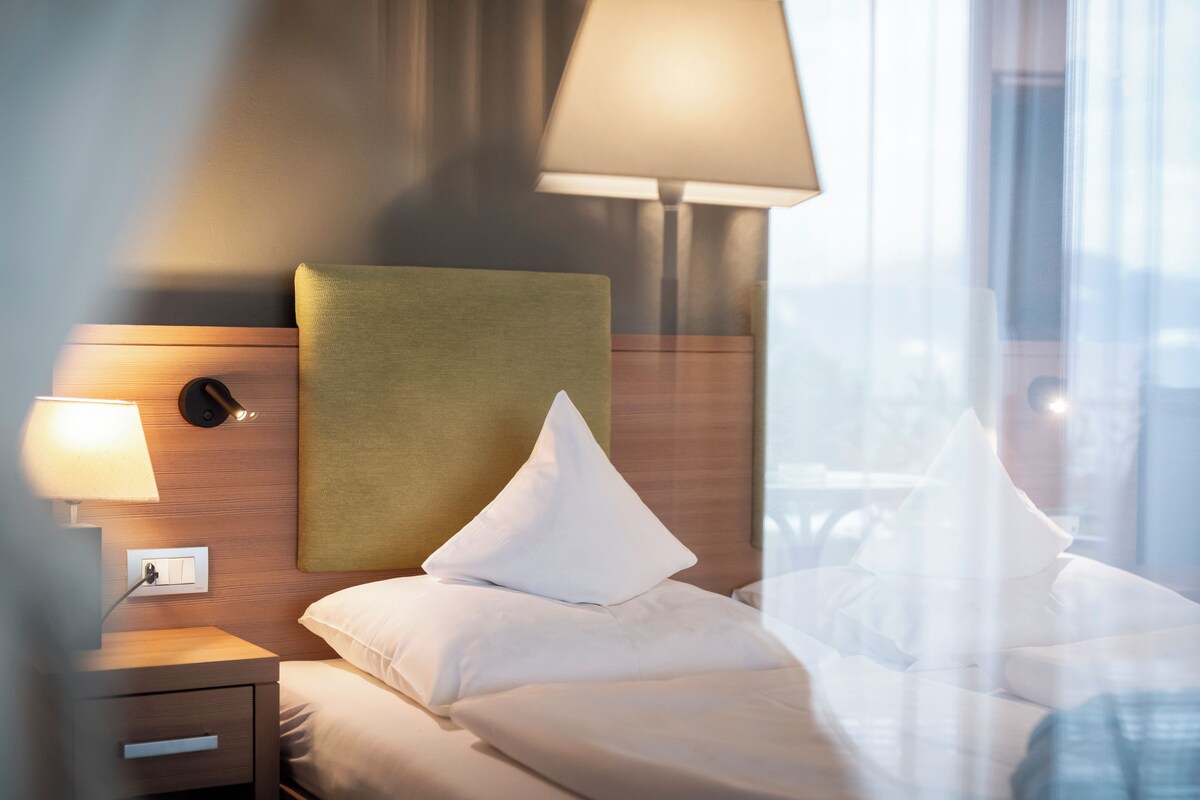 Eenvoudige tweepersoonskamer | Hypoallergeen beddengoed, een minibar, een kluis op de kamer