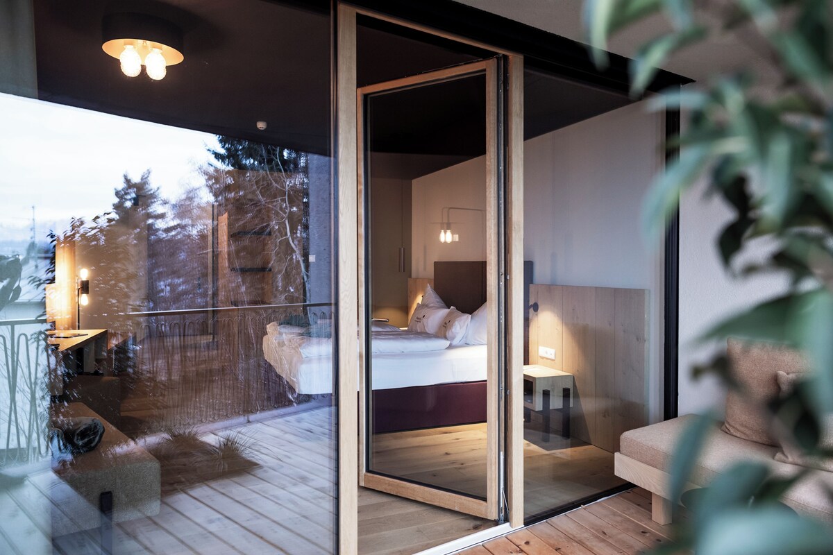 Deluxe tweepersoonskamer | Hypoallergeen beddengoed, een minibar, een kluis op de kamer